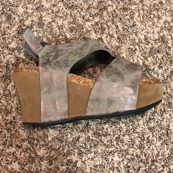 Cute wedge sandal. Original sticker on bottom! - Picture 3 of 3